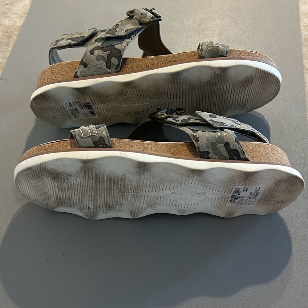 CLARKS Camouflage Sandals - Picture 6 of 8